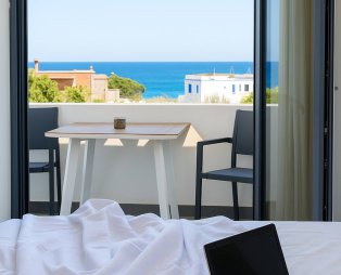 Filia Skyros: Μια μποέμ απόδραση στο απέραντο γαλάζιο του Αιγαίου