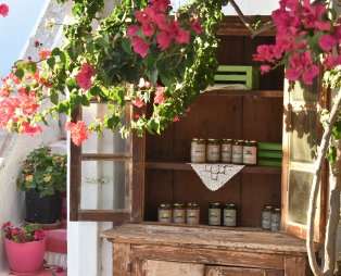 Χορεύτρα: Authentic Tinian cuisine in an idyllic setting