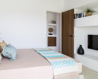 Hideout Suites: Luxury accommodation in Ios with views of Mylopotas