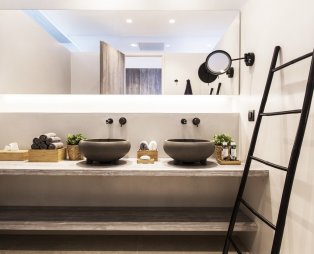 Hideout Suites: Luxury accommodation in Ios with views of Mylopotas