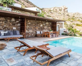 Hideout Suites: Luxury accommodation in Ios with views of Mylopotas