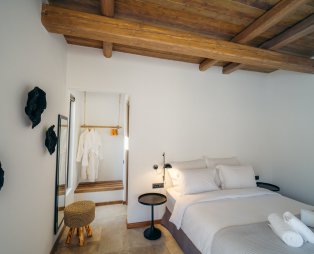 Hideout Suites: Luxury accommodation in Ios with views of Mylopotas