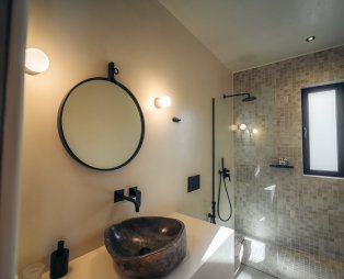 Hideout Suites: Luxury accommodation in Ios with views of Mylopotas