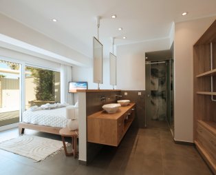 Paralia Luxury Suites: Luxury accommodation in Agios Stefanos Corfu