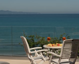 Paralia Luxury Suites: Luxury accommodation in Agios Stefanos Corfu
