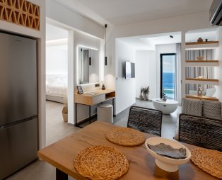 The Royal Blue Andros: Μια όαση άνεσης και διαχρονικής κομψότητας στην Άνδρο