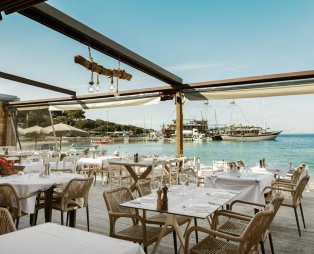Avra By the Sea: Seafood flavors by the waves in Sithonia Halkidiki