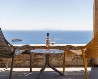 Serene Shore Serifos: Γαλήνια διαμονή με θέα στο Αιγαίο
