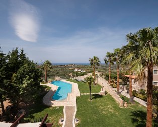 Athina Luxury Villas: Χλιδή και ιδιωτικότητα μεταξύ θάλασσας και βουνού
