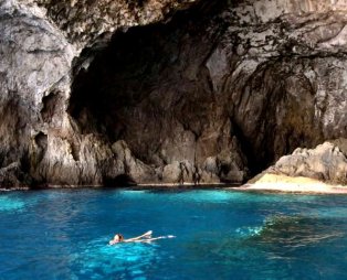 Χύτρα: Το μακάβριο μυστικό της ονειρικής σπηλιάς των Κυθήρων (pics)