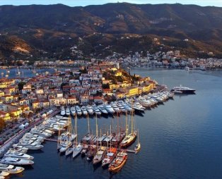 Η Telegraph δοξάζει τον Πόρο – Ειδική αναφορά στους μεζέδες και το μουσακά!