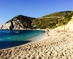 Πετανοί: Η κορυφαία παραλία του Ιονίου που «μαγεύει» με τα νερά της [εικόνες]