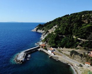 Γοργόνα: Το νησί που όλοι θέλουν να επισκεφθούν αλλά... κινδυνεύουν [εικόνες]