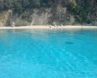 Η παραλία με τα πιο τιρκουάζ χρώματα στην Ελλάδα που θυμίζει Καραϊβική (pics)