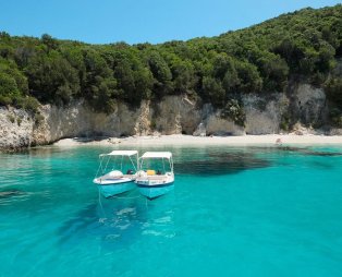 Η παραλία με τα πιο τιρκουάζ χρώματα στην Ελλάδα που θυμίζει Καραϊβική (pics)