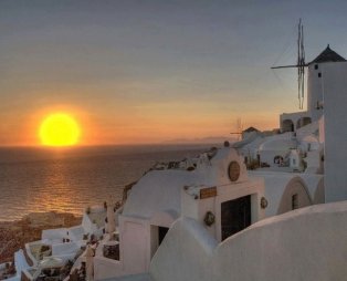 Πρωτοφανής διαφήμιση από το Time για την Σαντορίνη: Πριν πεθάνετε, πρέπει να την επισκεφτείτε!