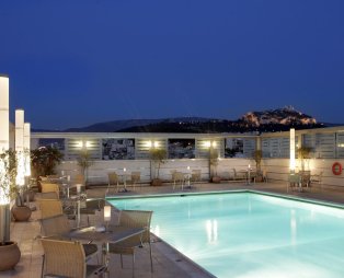 Αυτές είναι οι πιο χλιδάτες πισίνες της Αθήνας (pics)
