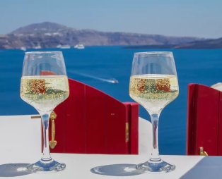 Αυτό είναι το πανέμορφο σπίτι στην Οία που έχει σπάσει τα κοντέρ της Airbnb (pics)