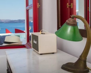 Αυτό είναι το πανέμορφο σπίτι στην Οία που έχει σπάσει τα κοντέρ της Airbnb (pics)