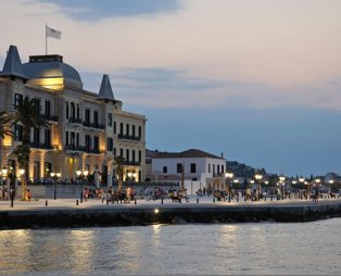 Σπέτσες: Κοσμοπολίτικες και πάντα όμορφες