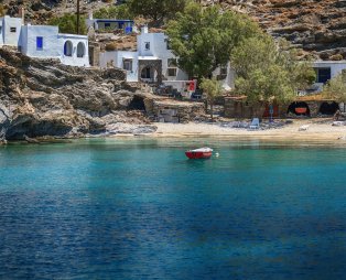 Ο Guardian υμνεί τη μαρμαροτεχνία και το κρασί της Τήνου