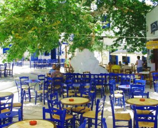 Ο Guardian υμνεί τη μαρμαροτεχνία και το κρασί της Τήνου
