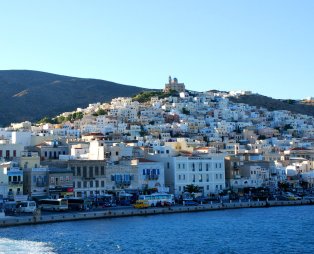 Ο Guardian υμνεί τη μαρμαροτεχνία και το κρασί της Τήνου