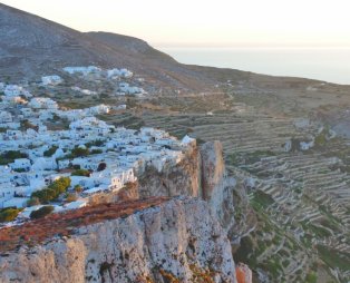 Φολέγανδρος, ανόθευτη αρχιτεκτονική και κρυστάλλινα νερά