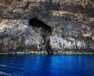 Φολέγανδρος, ανόθευτη αρχιτεκτονική και κρυστάλλινα νερά