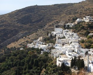 Η Τήνος με τα 45 χωριά και τον επιβλητικό ναό (pics)