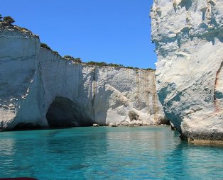 Η Μήλος με τις αμέτρητες παραλίες και την πλούσια ιστορία