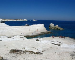 Η Μήλος με τις αμέτρητες παραλίες και την πλούσια ιστορία