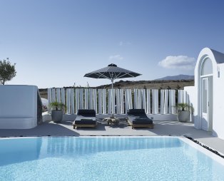 Amor Hideaway Villas: Η νέα επιλογή διαμονής στη Σαντορίνη