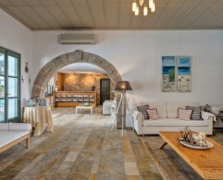 Διώνη: Ένα ξενοδοχείο-διαμάντι στη Σκύρο