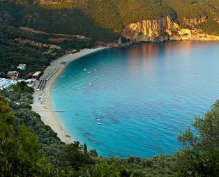 «Χαθείτε» στα γραφικά σοκάκια και τα γαλανά νερά της Πάργας
