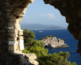 «Χαθείτε» στα γραφικά σοκάκια και τα γαλανά νερά της Πάργας