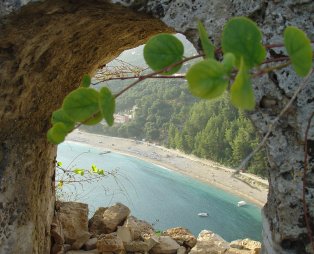 «Χαθείτε» στα γραφικά σοκάκια και τα γαλανά νερά της Πάργας