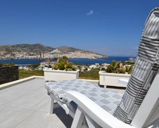 Villa Marenosta: Αυθεντική φιλοξενία με μοναδική θέα στην Ερμούπολη