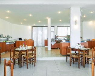 Xenios Dolphin Beach Hotel
