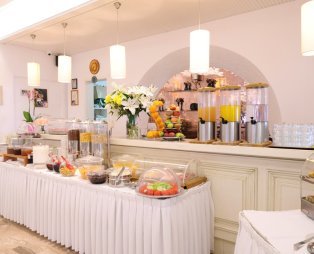 Kamari Hotel