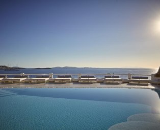 Kouros Hotel & Suites