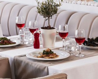 Grand Beach Hotel: Ένα πολυτελές καταφύγιο στην καρδιά της Μυκόνου