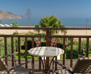 Pilot Beach Resort: Βυθιστείτε σε ένα κόσμο κρητικής γοητείας