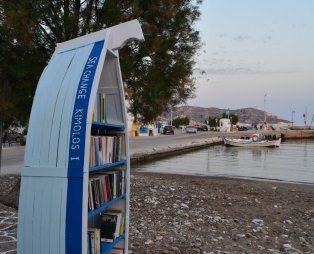 Στην Κίμωλο οι βάρκες μεταμορφώθηκαν σε βιβλιοθήκες (pics)