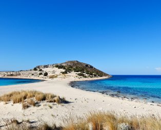 Η μαγική παραλία της Πελοποννήσου που θυμίζει Μπαχάμες (pics & vid)