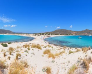 Η μαγική παραλία της Πελοποννήσου που θυμίζει Μπαχάμες (pics & vid)