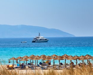 Η μαγική παραλία της Πελοποννήσου που θυμίζει Μπαχάμες (pics & vid)