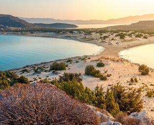 Η μαγική παραλία της Πελοποννήσου που θυμίζει Μπαχάμες (pics & vid)