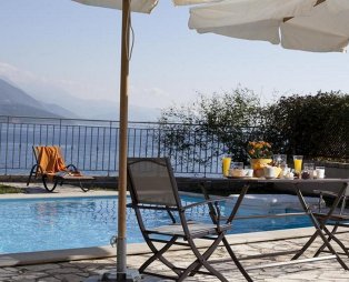 Parathalasso: Home style hospitality a breath away from Nafpaktos