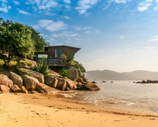 Airbnb: Μια βίλα στη Σαντορίνη στα πιο δημοφιλή σπίτια της δεκαετίας